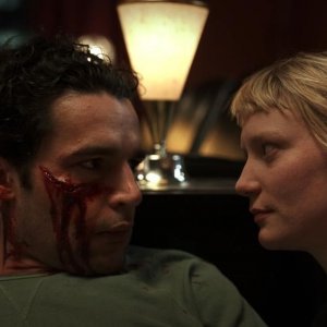 Piercing: Mia Wasikowska e Christopher Abbott in un momento del film