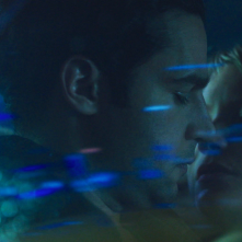Piercing: Mia Wasikowska e Christopher Abbott in una scena del film