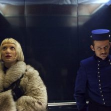 Piercing: Mia Wasikowska in un momento del film