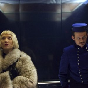 Piercing: Mia Wasikowska in un momento del film