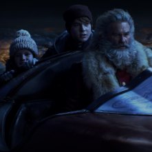 Qualcuno salvi il Natale: Kurt Russell, Judah Lewis e Darby Camp in una scena