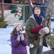 Qualcuno salvi il Natale: Darby Camp e Judah Lewis in una scena del film
