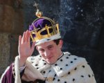 The Crown 3: le foto dal set svelano l'incoronazione di Carlo a Principe di Galles
