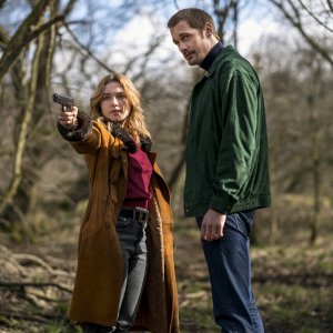 The Little Drummer Girl: Florence Pugh con Alexander Skarsgård in una scena della serie