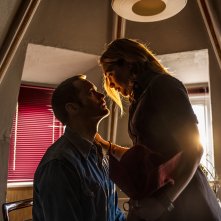 The Little Drummer Girl: una scena romantica tra Alexander Skarsgård e Florece Pugh