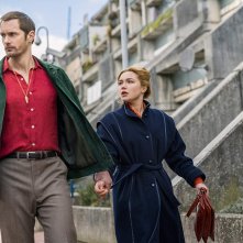 The Little Drummer Girl: Alexander Skarsgård con Florence Pugh in una scena