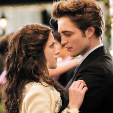 Twilight: Robert Pattinson e Kristen Stewart in una scena del film