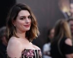 Anne Hathaway, nuovo look e capelli rossi per The Last Thing He Wanted