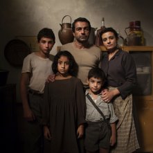 L'amica geniale: La famiglia Cerullo in un'immagine