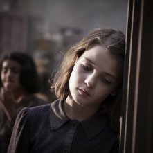 L'amica geniale: Elisa De Genioin primo piano e Ludovica Nasti sullo sfondo