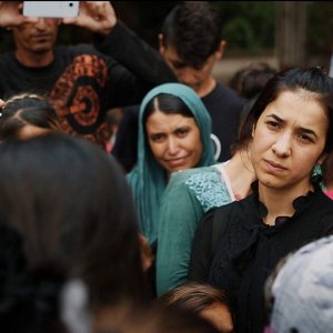 Sulle sue spalle: Nadia Murad in una scena