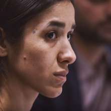 Sulle sue spalle: un primo piano di Nadia Muradumentario