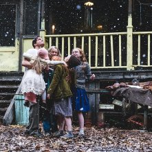 Il castello di vetro: Woody Harrelson, Naomi Watts e il resto del cast in una scena