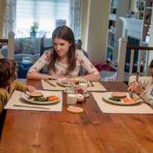 Un piccolo favore: Anna Kendrick, Joshua Satine e Ian Ho in una scena