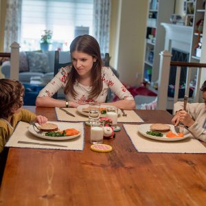 Un piccolo favore: Anna Kendrick, Joshua Satine e Ian Ho in una scena