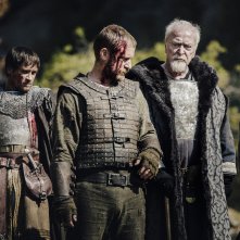 Medieval: Michael Caine e Ben Foster in una foto del film