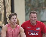 Arnold Schwarzenegger: suo figlio Joseph mostra i muscoli ed è il suo sosia