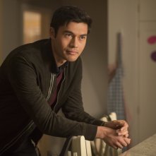 Un piccolo favore: Henry Golding in una scena