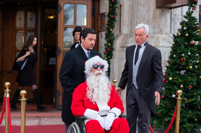 Recensione di Natale a 5 stelle: Netflix e Vanzina tra politici, cadaveri e sberleffi