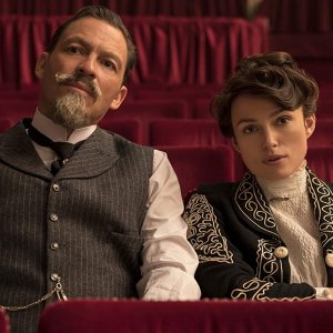 Colette: Keira Knightley insieme a Dominic West in una scena del film