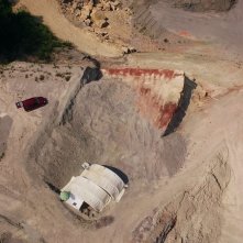 Dinosaurs: una ripresa dall'alto di un sito archeologico