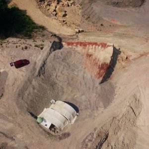 Dinosaurs: una ripresa dall'alto di un sito archeologico