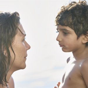 Lontano da qui: Maggie Gyllenhaal con Parker Sevan durante una scena