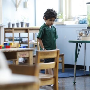 Lontano da qui: il piccolo Parker Sevak in una scena