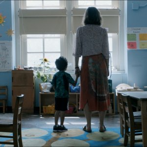 Lontano da qui: Maggie Gyllenhaal insieme a Parker Sevak in una scena