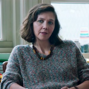 Lontano da qui: Maggie Gyllenhaal in una scena