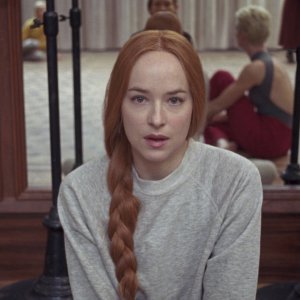 Suspiria: Dakota Johnson in una scena