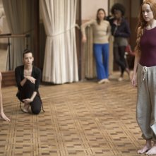 Suspiria: Dakota Johnson in una scena di gruppo