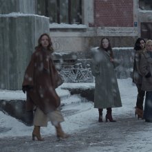 Suspiria: Dakota Johnson, Mia Goth, Olivia Ancona, Gala Moody in una scena