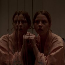 Suspiria: Mia Goth in una scena