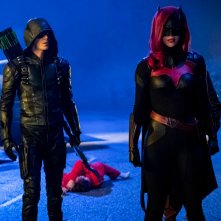Arrow: Grant Gustin e Ruby Rose in una scena di Elseworlds, parte 2