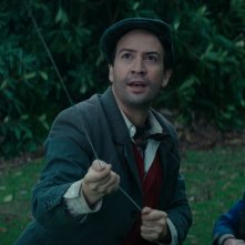 Il Ritorno di Mary Poppins: Lin-Manuel Miranda, Joel Dawson in una scena