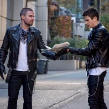 Supergirl: Stephen Amell e Grant Gustin in una scena di Elseworlds, parte 3