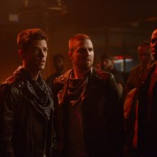 Supergirl: Mehcad Brooks, Stephen Amell e Grant Gustin in una scena di Elseworlds, parte 3