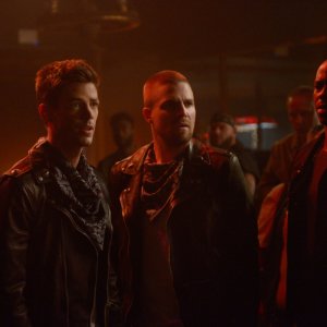 Supergirl: Mehcad Brooks, Stephen Amell e Grant Gustin in una scena di Elseworlds, parte 3