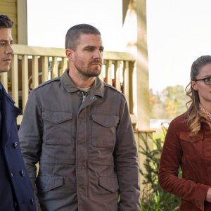 The Fash:  Melissa Benoist, Stephen Amell e Grant Gustin in una scena del crossover Elseworlds, parte 1