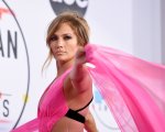 Jennifer Lopez, l'abito rosa è un'esplosione di tulle che vi farà urlare