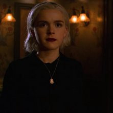 Le terrificanti avventure di Sabrina, A Midwinter's Tale: Kiernan Shipka  in un momento dello speciale