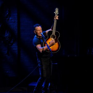 Springsteen on Broadway: una foto di Bruce Springsteen