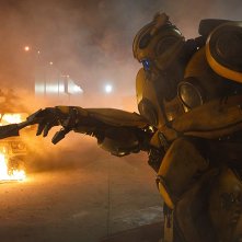 Bumblebee: Bumblebee e Hailee Steinfeld in una scena d'azione