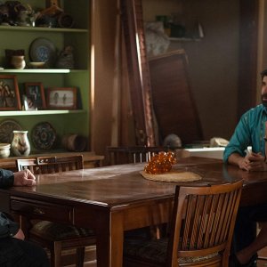 Bumblebee: Pamela Adlon, John Cena, Stephen Schneider in una scena