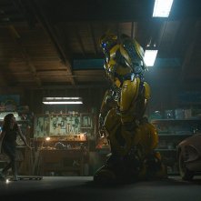 Bumblebee: Hailee Steinfeld e Bumblebee in una scena del film