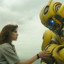 Bumblebee: Hailee Steinfeld e Bumblebee in una scena