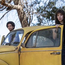 Bumblebee: Hailee Steinfeld, Jorge Lendeborg in una scena