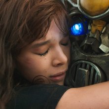 Bumblebee: un abbraccio tra Hailee Steinfeld e Bumblebee