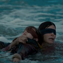 Bird Box: Sandra Bullock in una scena d'azione del film